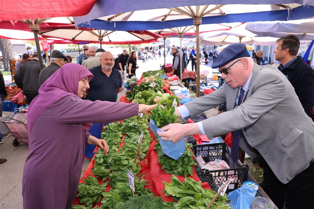 Odunpazarı Belediye Başkanı Kazım Kurt, mahalle muhtarları, pazar yerleri ve esnaf ziyaretlerine devam ediyor.